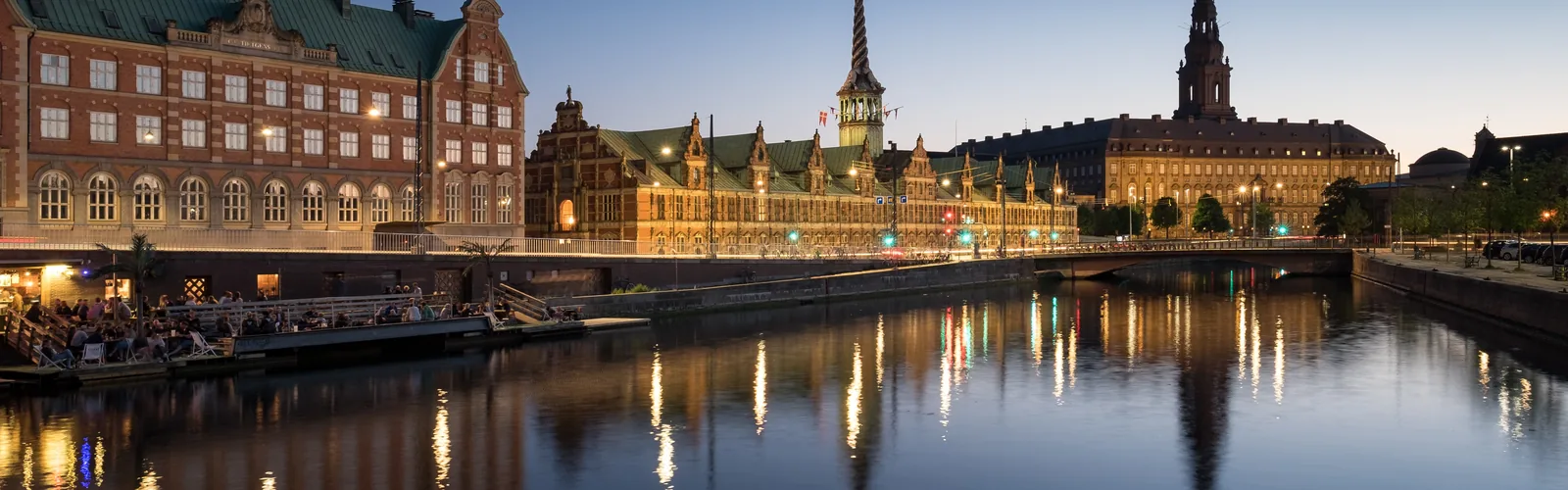 Børsen og Christiansborg ved Slotsholmens Kanal i København i blaa time